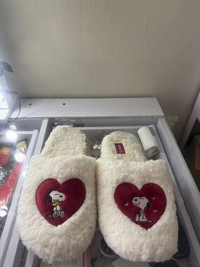 White Fuzzy Snoopy Heart Slippers